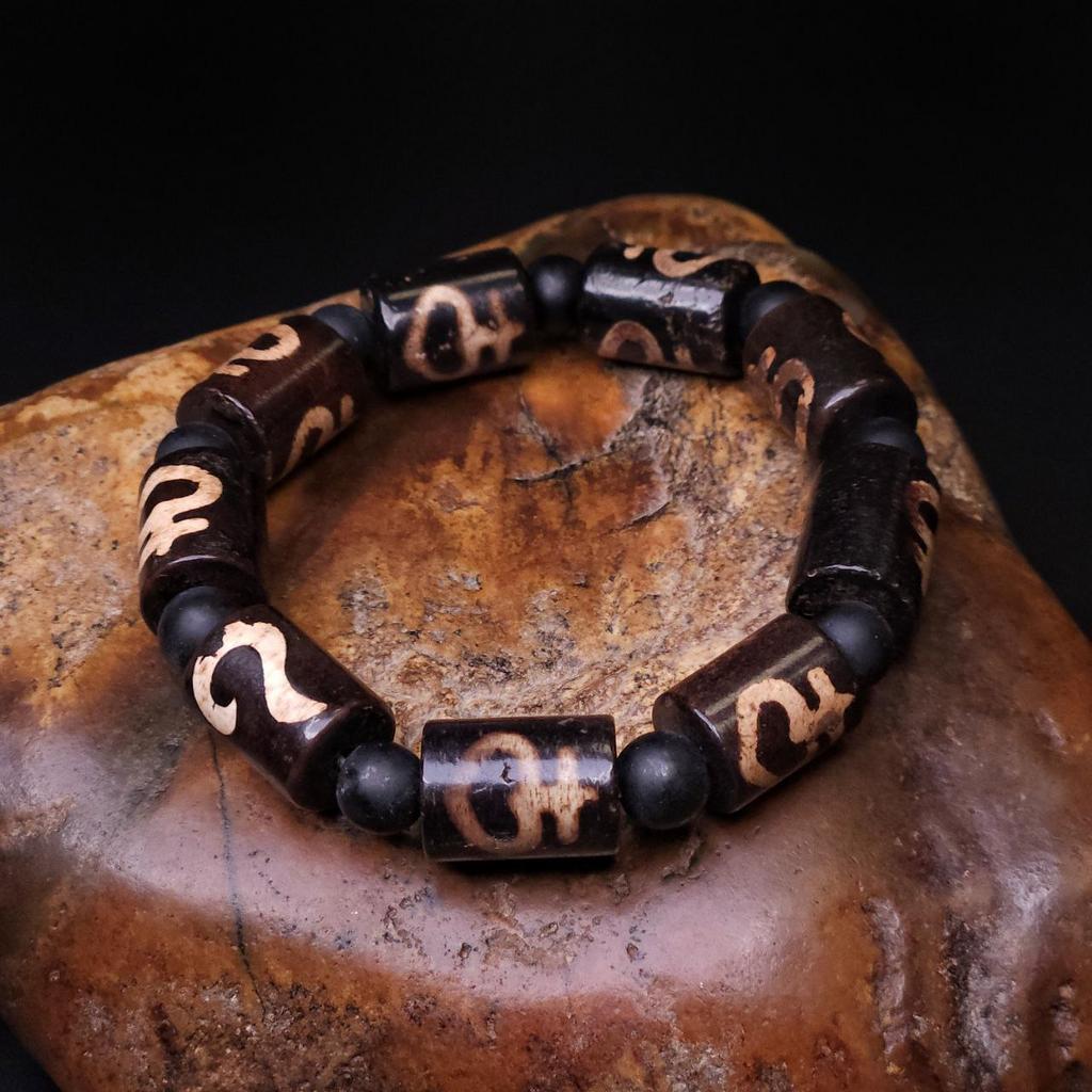 Браслет на резинке из бусин дзи Сосуд долголетия и золотой ключ