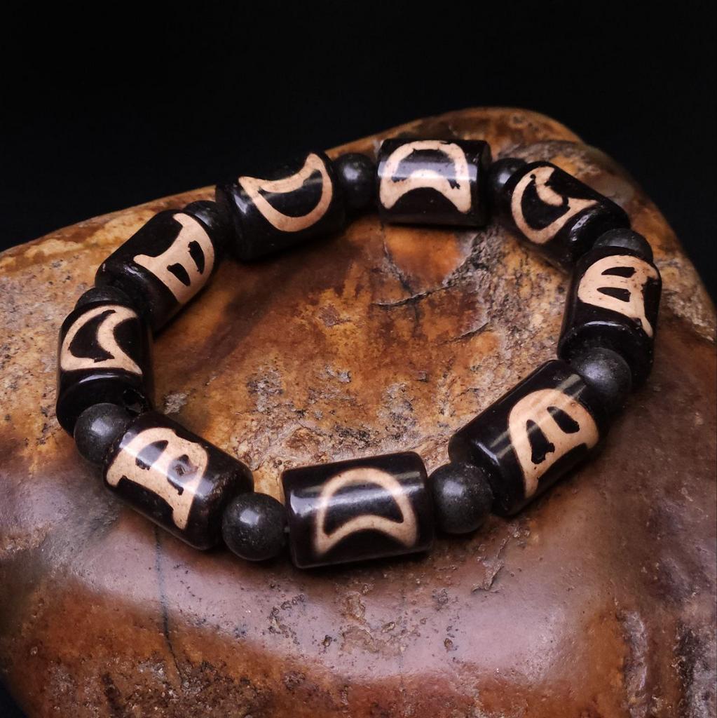 Браслет на резинке из бусин дзи Луна