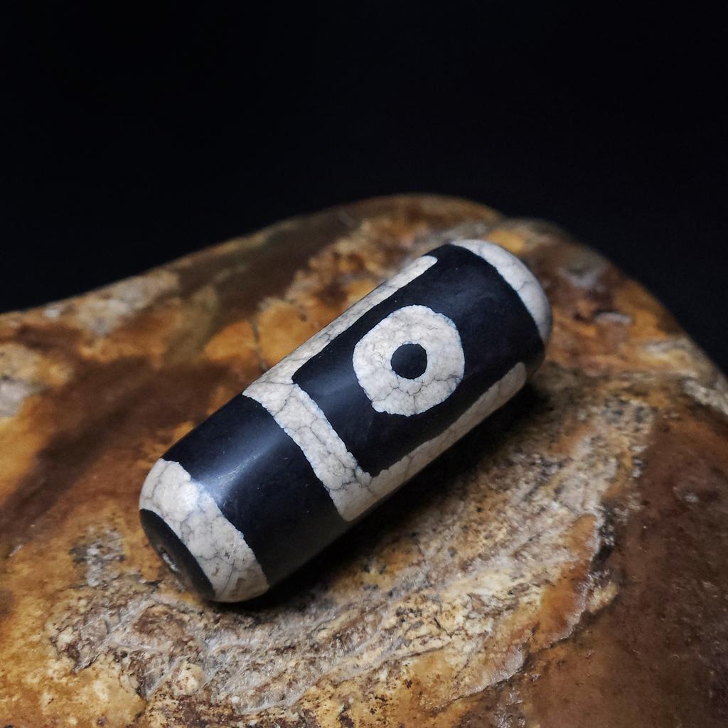 Бусина дзи 1 глаз и гора №16