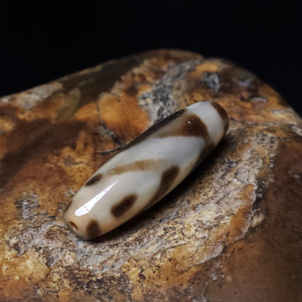 Бусина дзи 1 глаз и гора №17