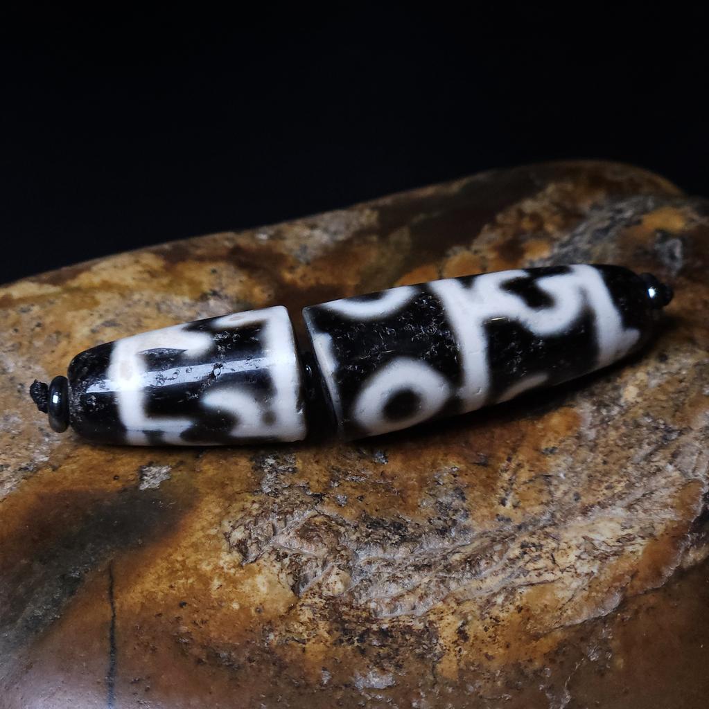 Сломанная Бусина Дзи 3 глаза и шапка Падмасамбхавы N°3