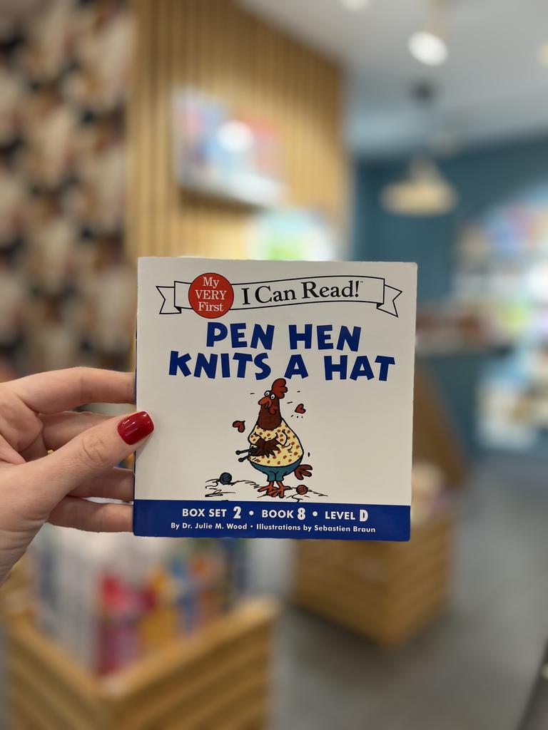 Pen hen knits a hat