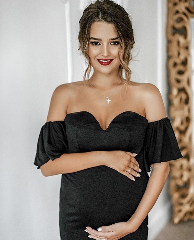 Черное платье со спущенными плечами