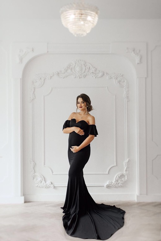 Черное платье со спущенными плечами