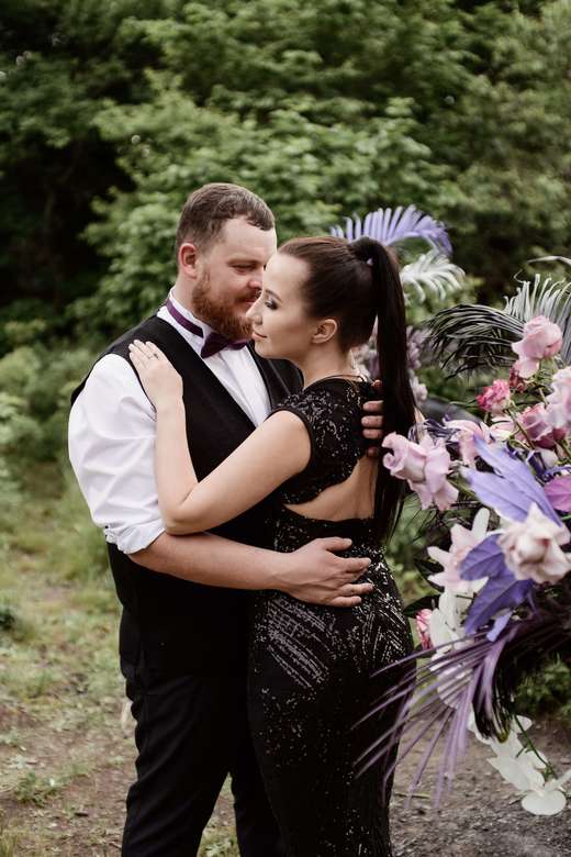 Черное платье с открытой спиной