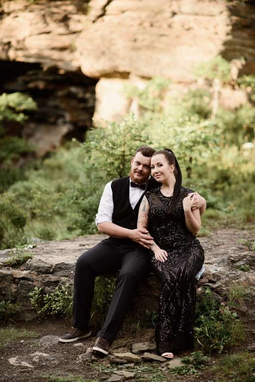 Черное платье с открытой спиной