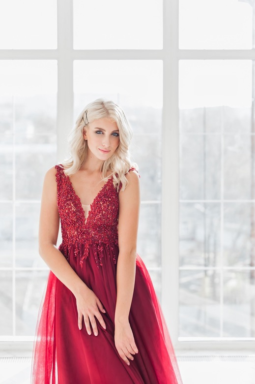 Бордовое платье с расшитым корсетом