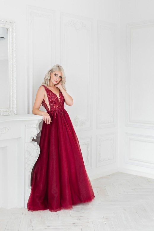 Бордовое платье с расшитым корсетом