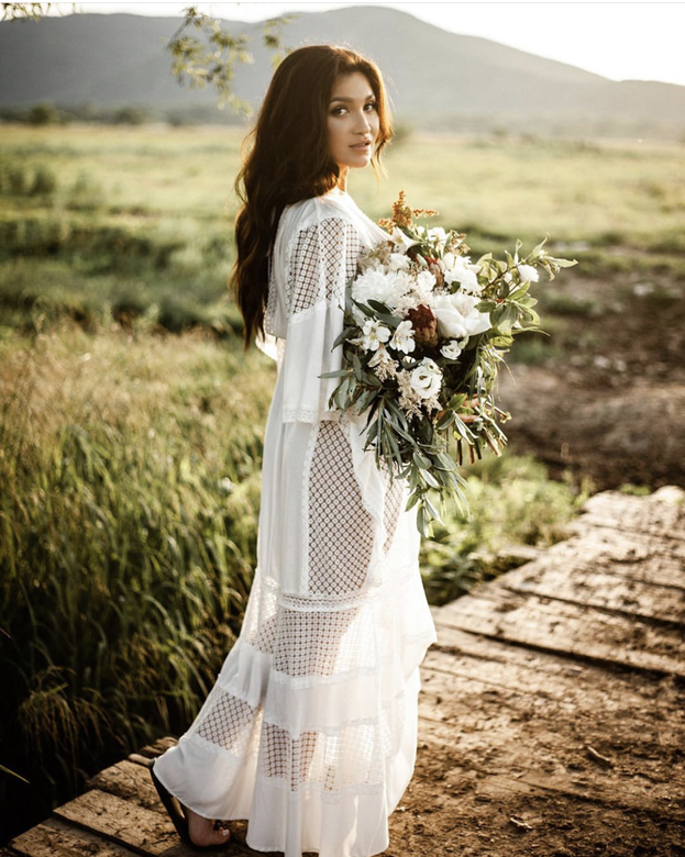 Молочное платье в стиле бохо