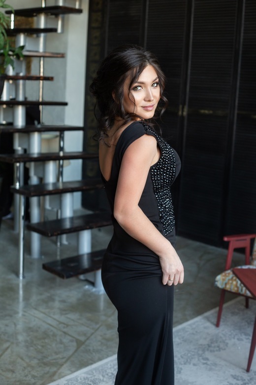 Черное платье стразы по бокам