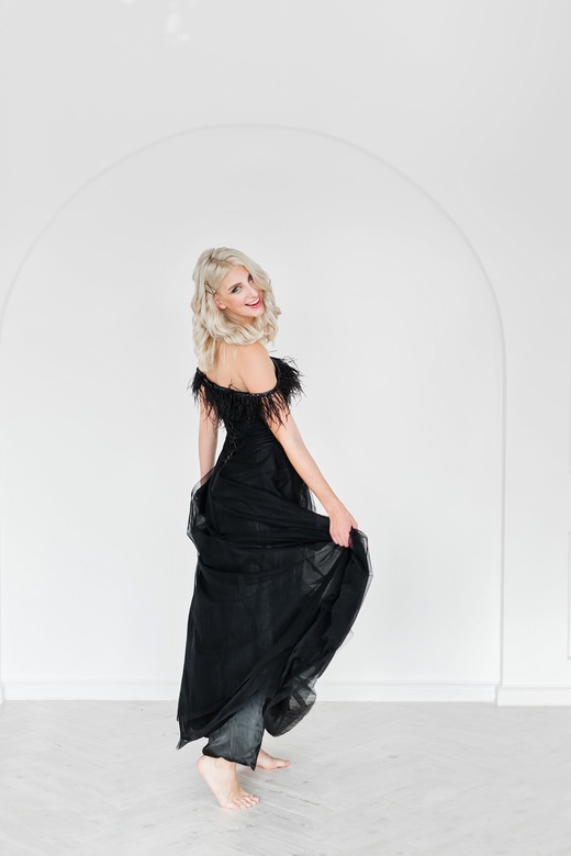 Черное платье с пером