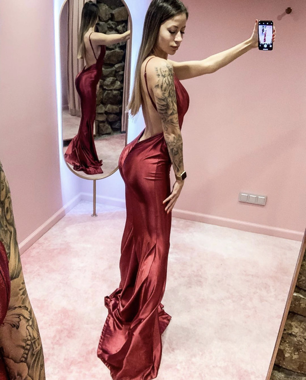 Шелковое бордовое платье с открытой спиной