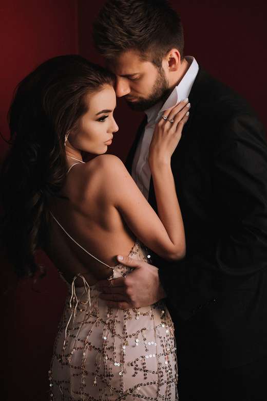 Золотое платье на тонких лямках с пайетками