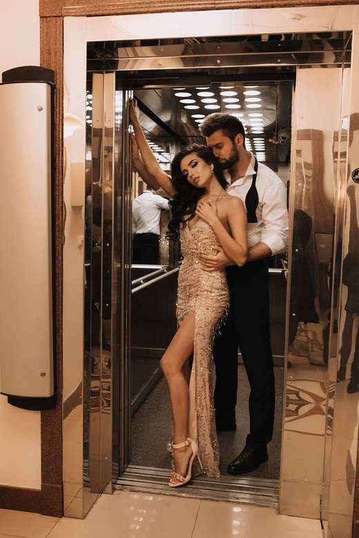 Золотое платье на тонких лямках с пайетками