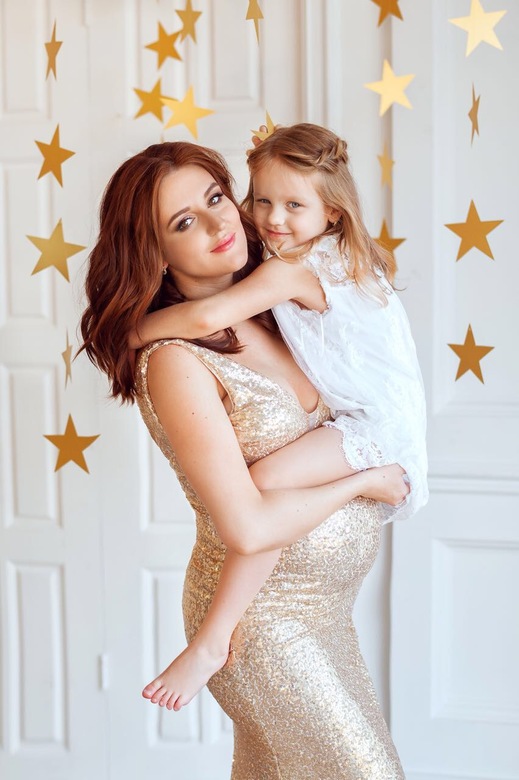 Золотое платье с разрезом