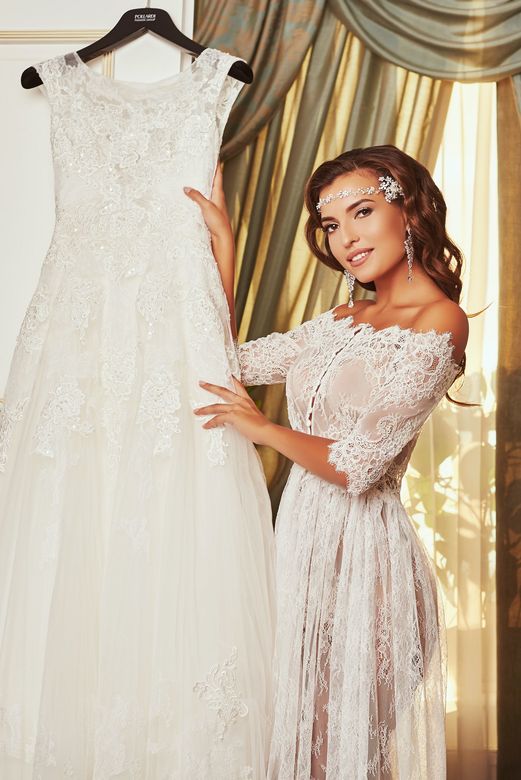 Будуарное платье с открытыми плечами