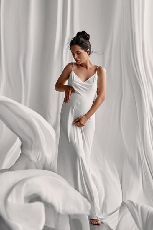 Молочное платье на тонких лямках