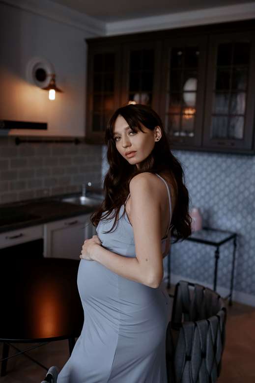 Серое платье на тонких лямках