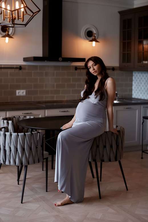 Серое платье на тонких лямках