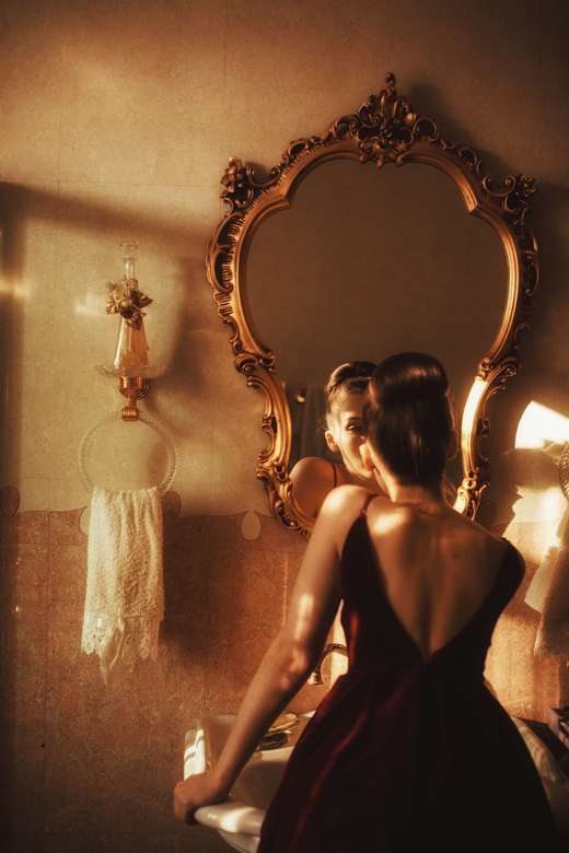 Бордовое бархатное миди платье