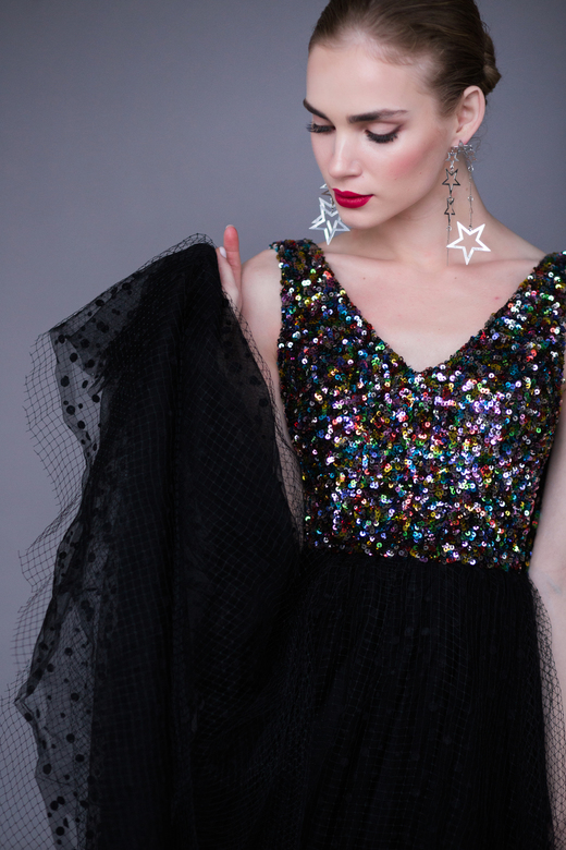 Черное платье с расшитым верхом