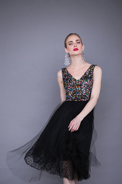 Черное платье с расшитым верхом