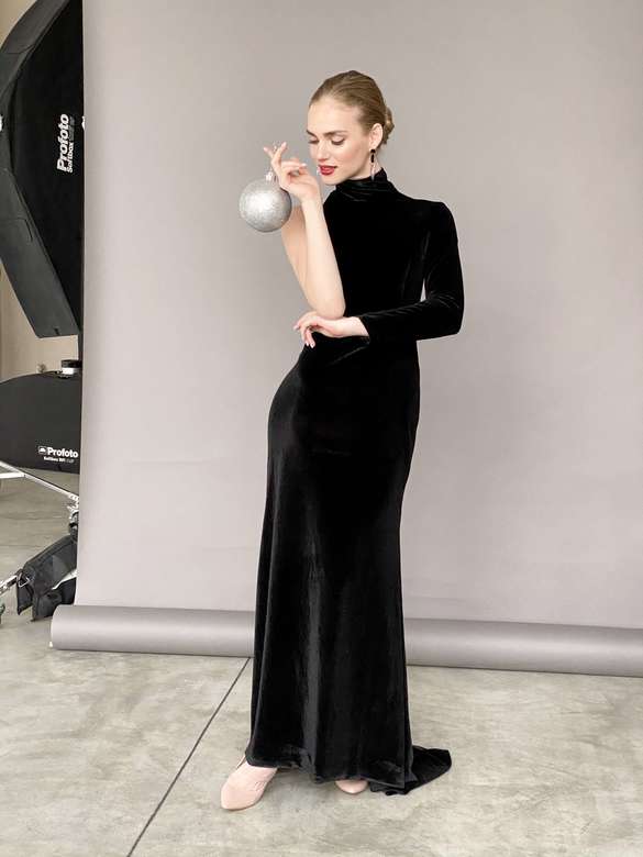 Черное бархатное платье с одним рукавом