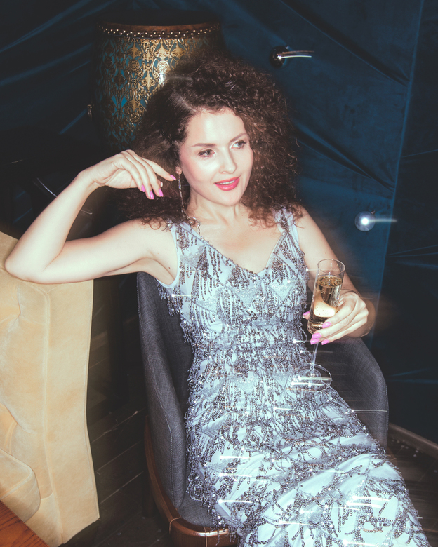 Серебряное платье с висячими пайетками