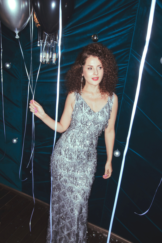 Серебряное платье с висячими пайетками