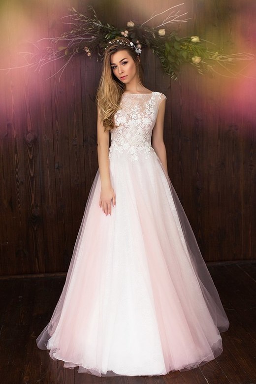 Нежное платье в розовом оттенке