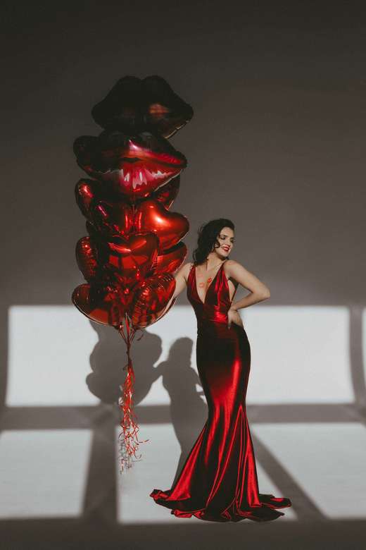 Шелковое бордовое платье с открытой спиной