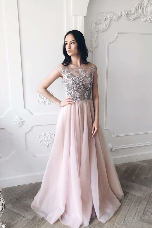 Дымчато-розовое платье