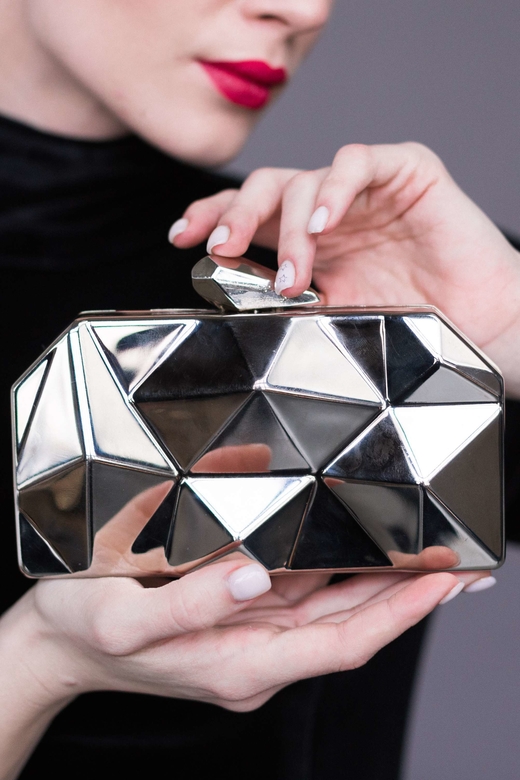 Серебряный клатч геометрия