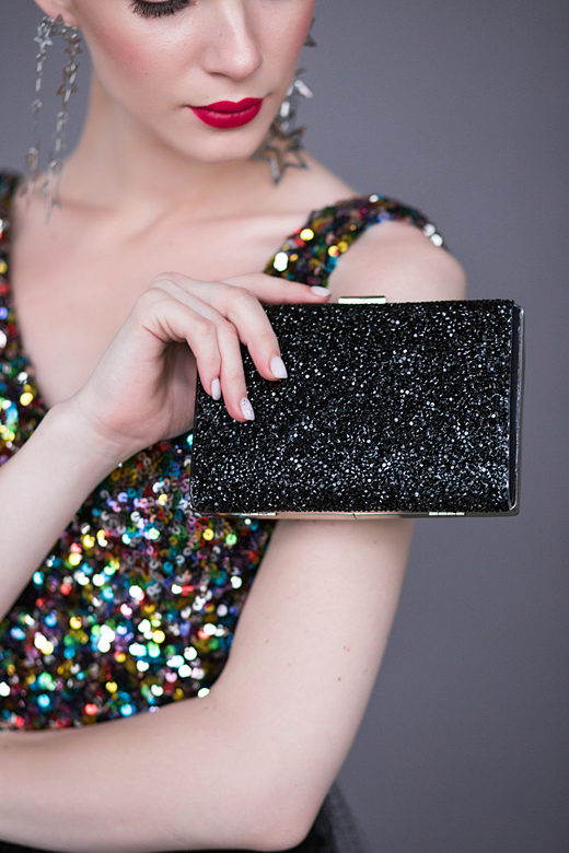 Черный клатч в пайетку