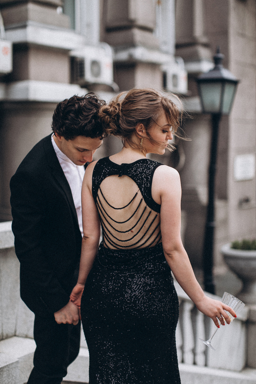 Черное платье с украшением на спине