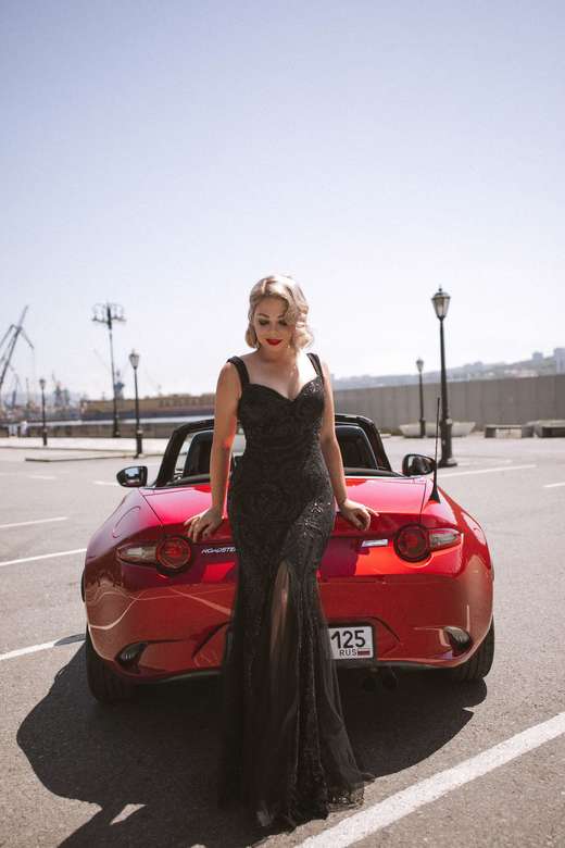 Черное платье в пайетку с клиньями