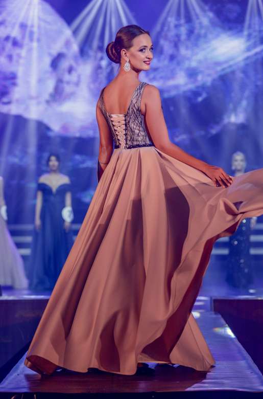 Атласное платье с V-образным расшитым верхом