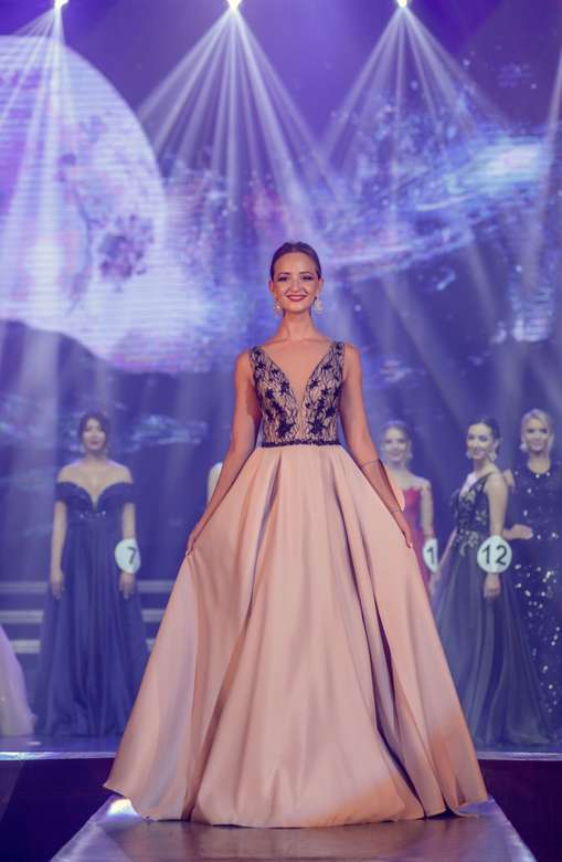 Атласное платье с V-образным расшитым верхом