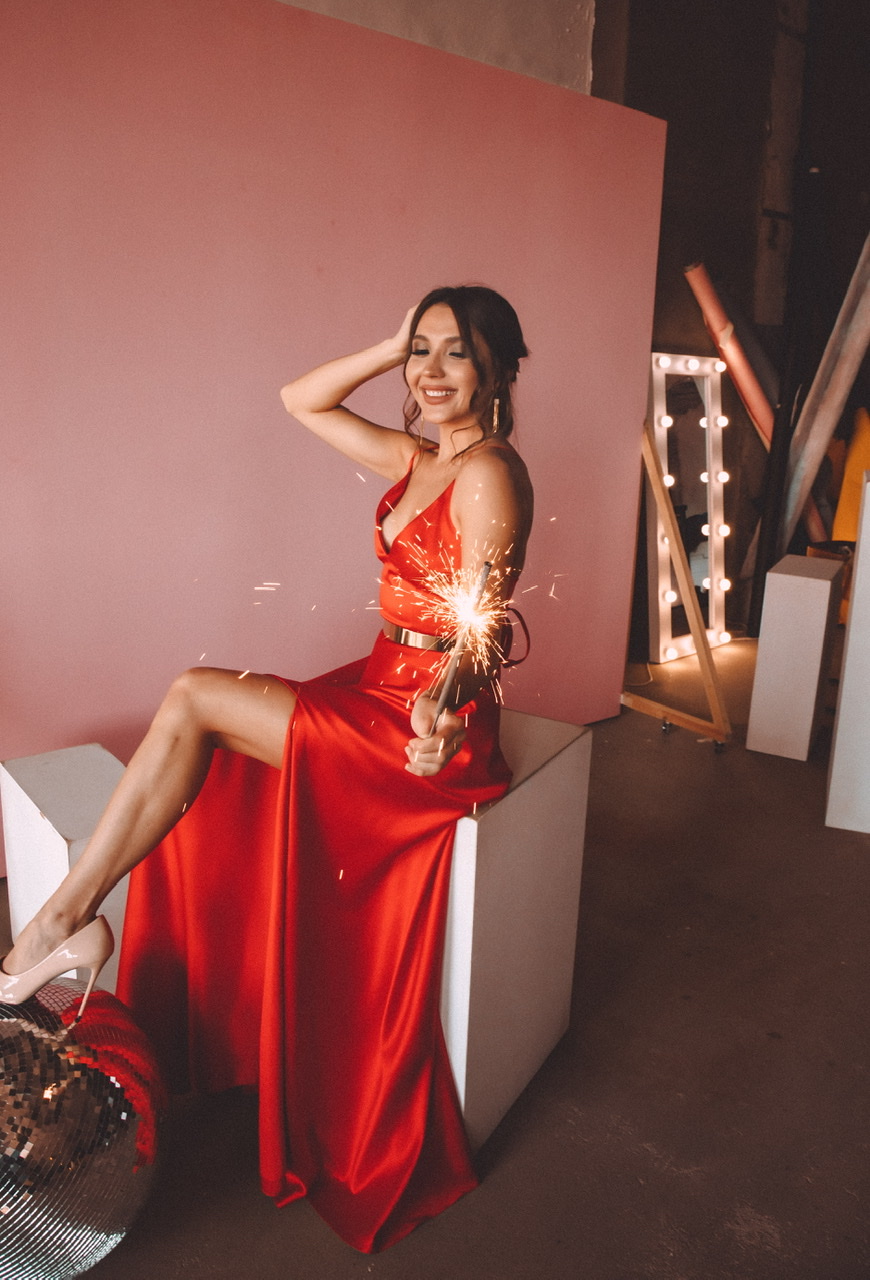 Красное атласное платье на тонких лямках