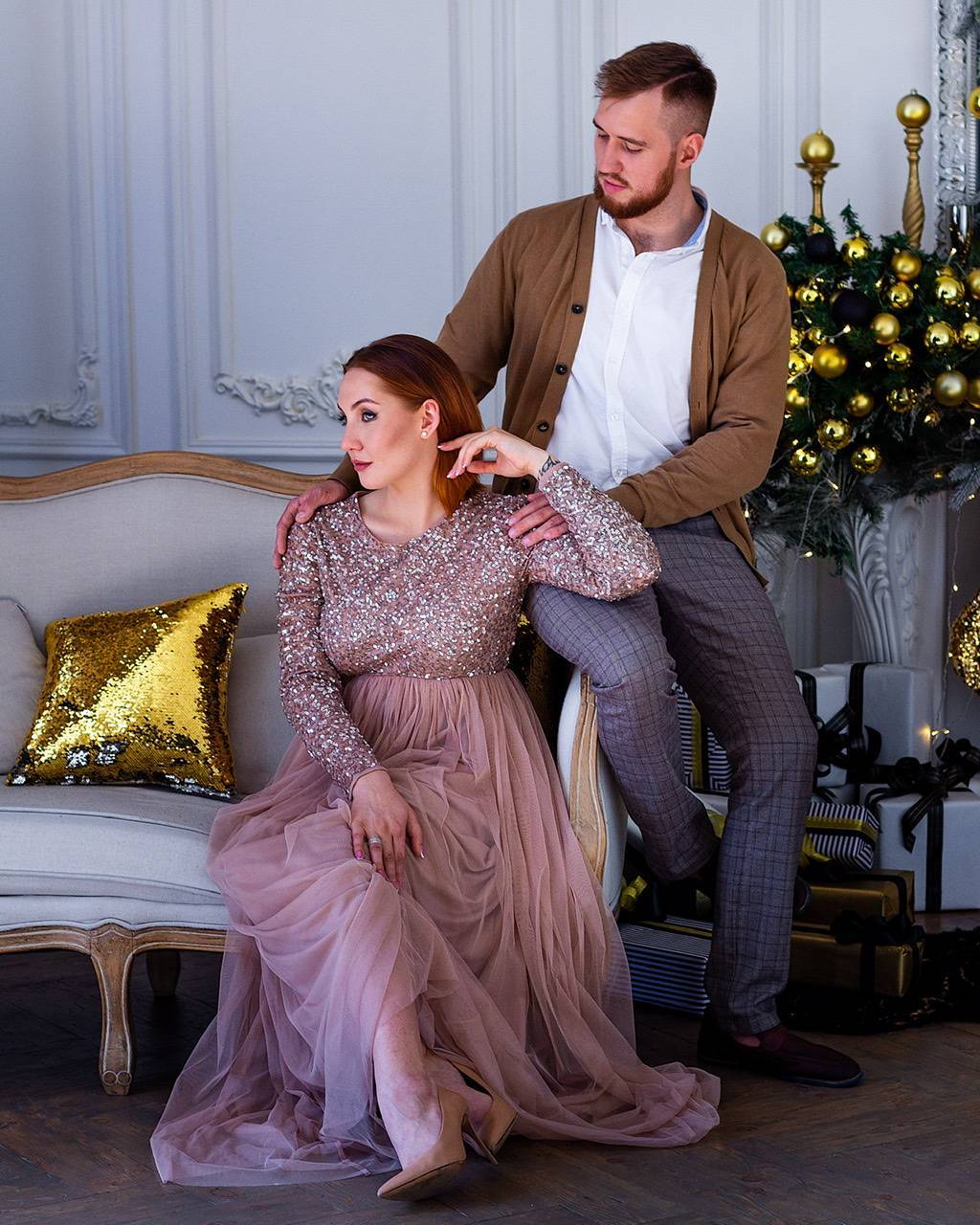 Персиковое платье с плиссированной юбкой и блестящим верхом