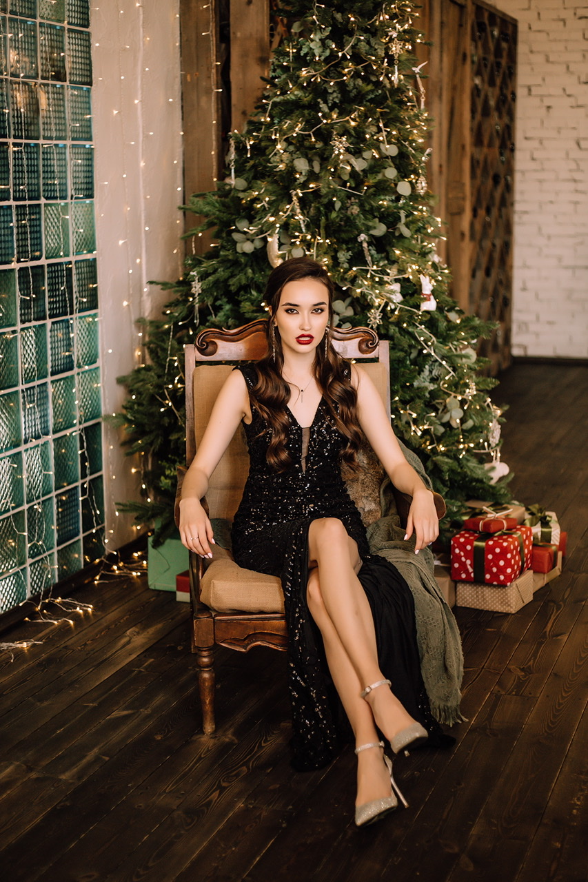 Черное платье в пайетку с разрезом