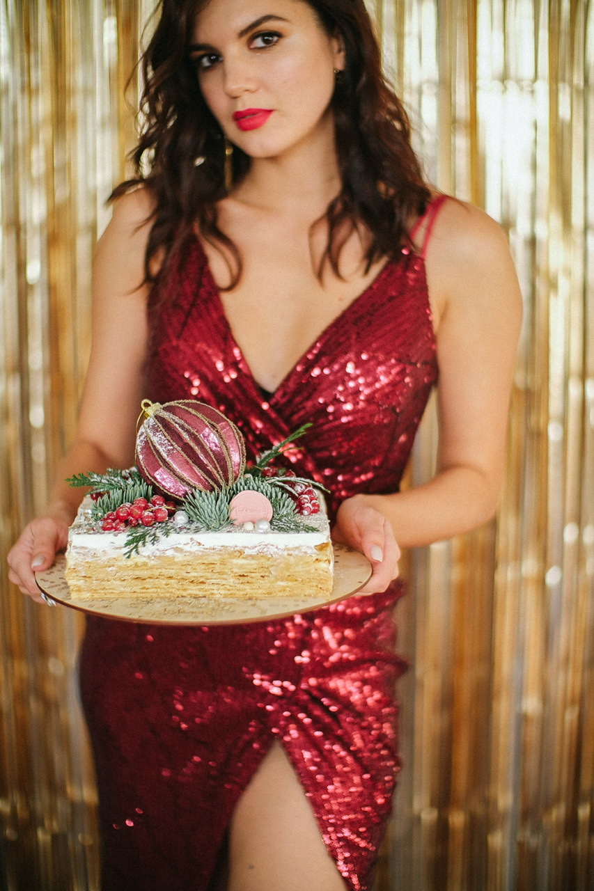 Бордовое платье в пайетку на тонких лямках