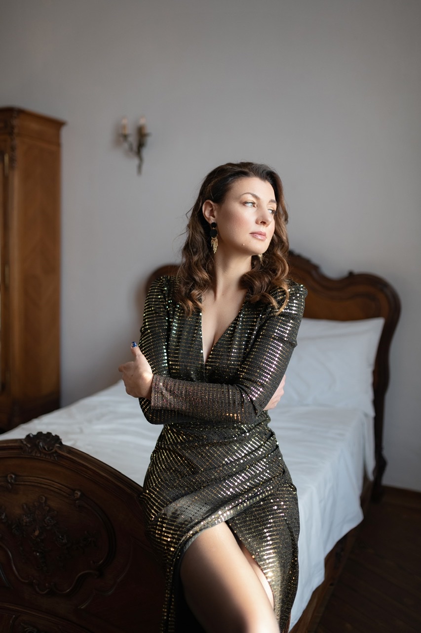 Черно-золотое платье в полоску с рукавом