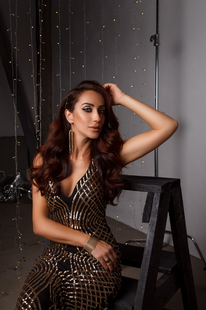 Черное платье в золотую пайетку