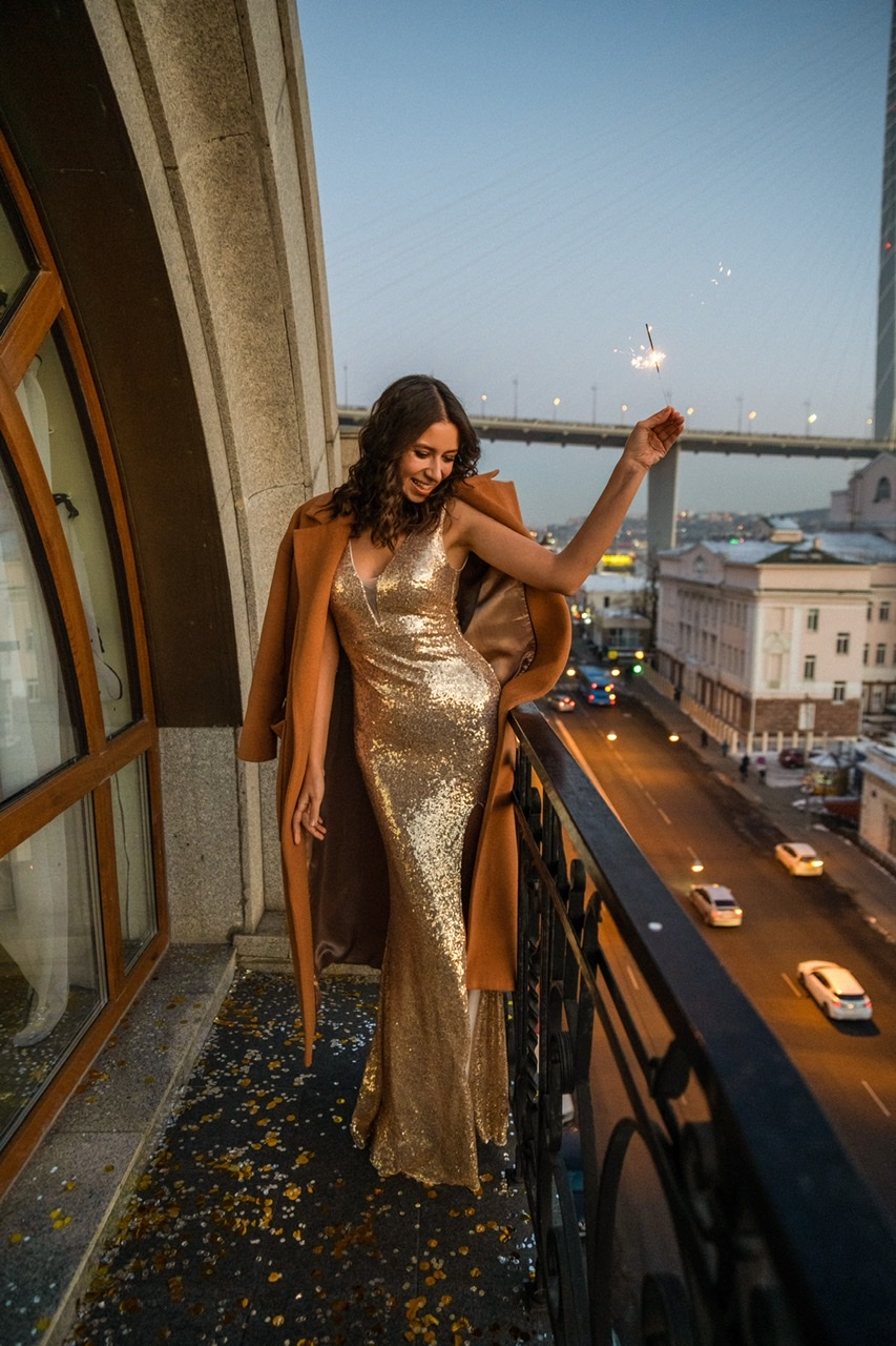 Золотое платье с разрезом