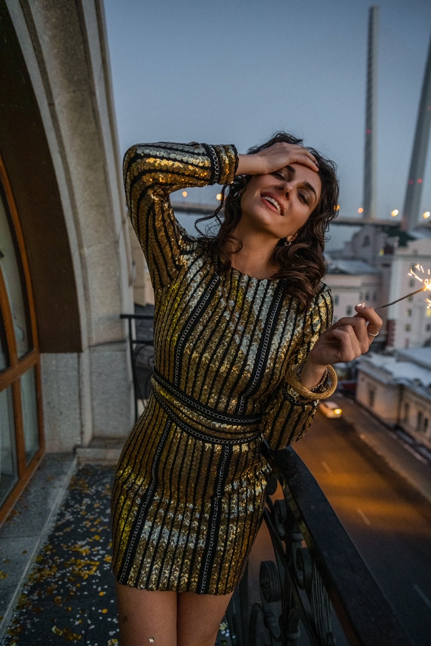 Золотое платье с рукавом в полоску