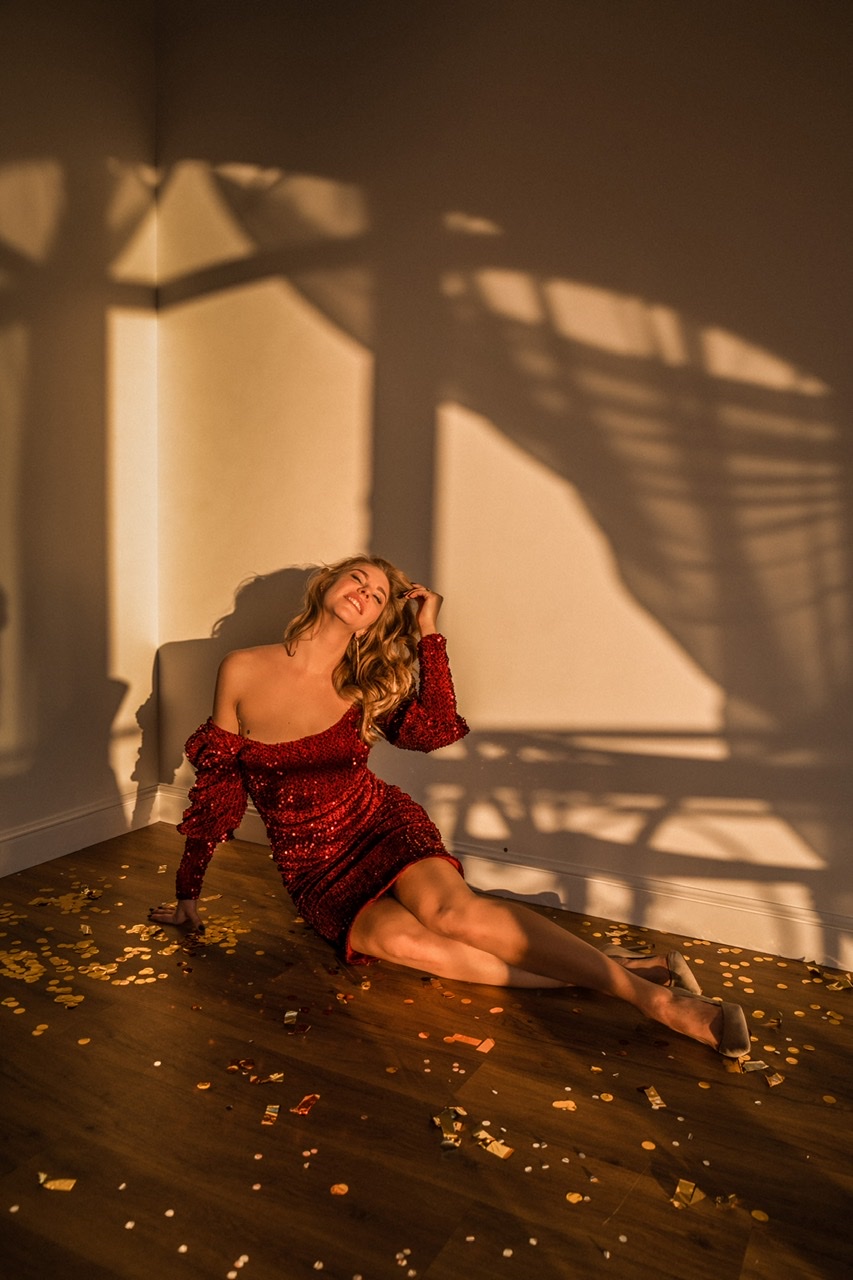 Бордовое платье в пайетку миди