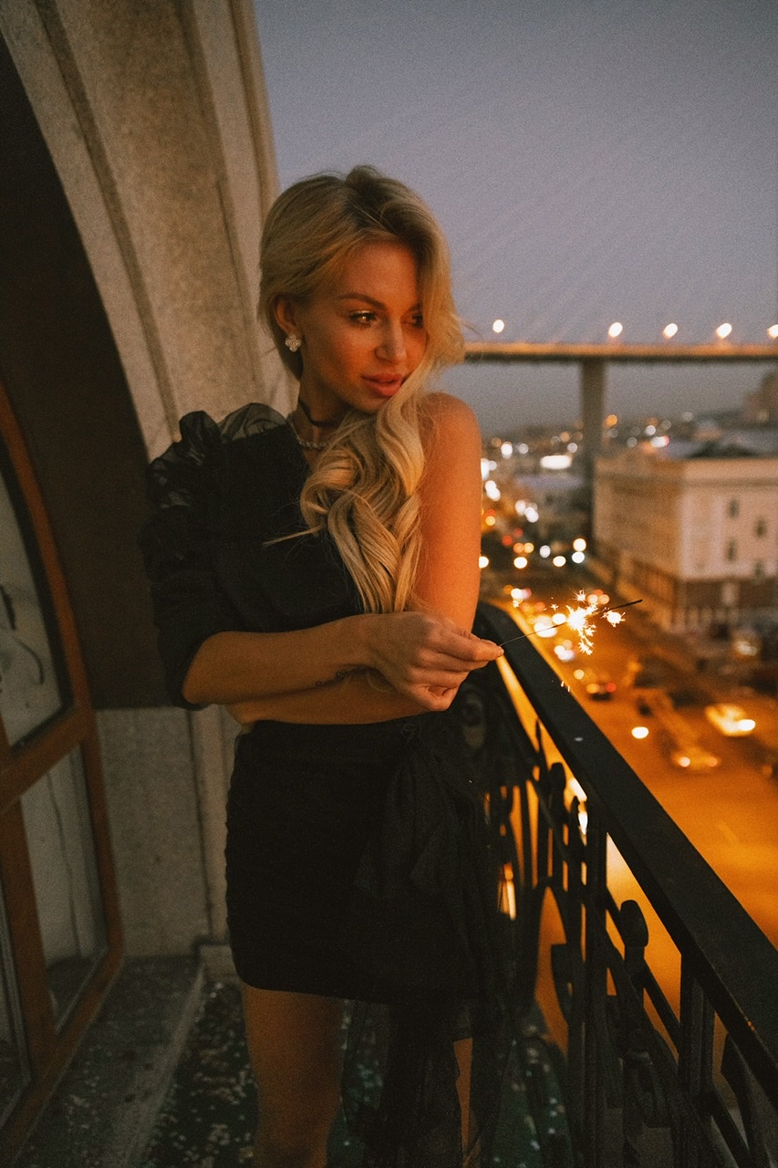 Черное платье на одно плечо