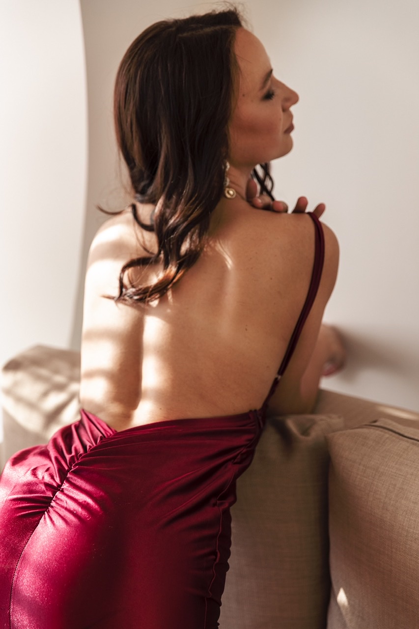 Шелковое бордовое платье с открытой спиной