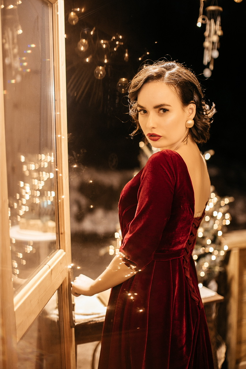 Бордовое бархатное платье с рукавом